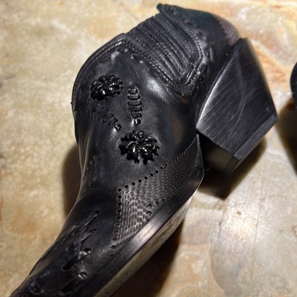 Black shoe boots BCBGirls 81/2 B/381/2 - Picture 2 of 7